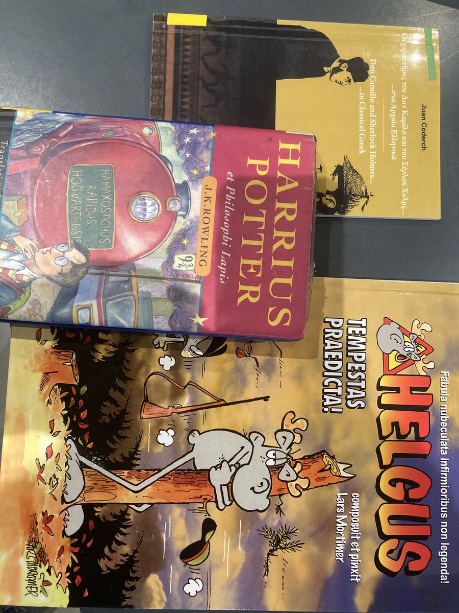 Tre bøker på latin fra fjernlån: Harrius Potter, Hobbitus Ille, Helgus
