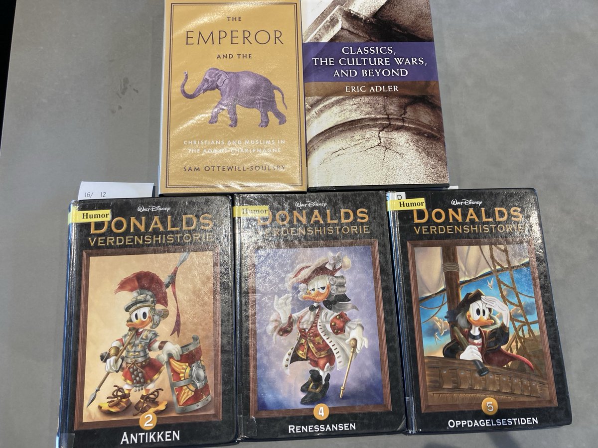 Fem fjernlånsbøker på et bord: tre bind Donalds verdenshistorie, The Emperor and the Elephant, og Classics, the Culture Wars, and Beyond
