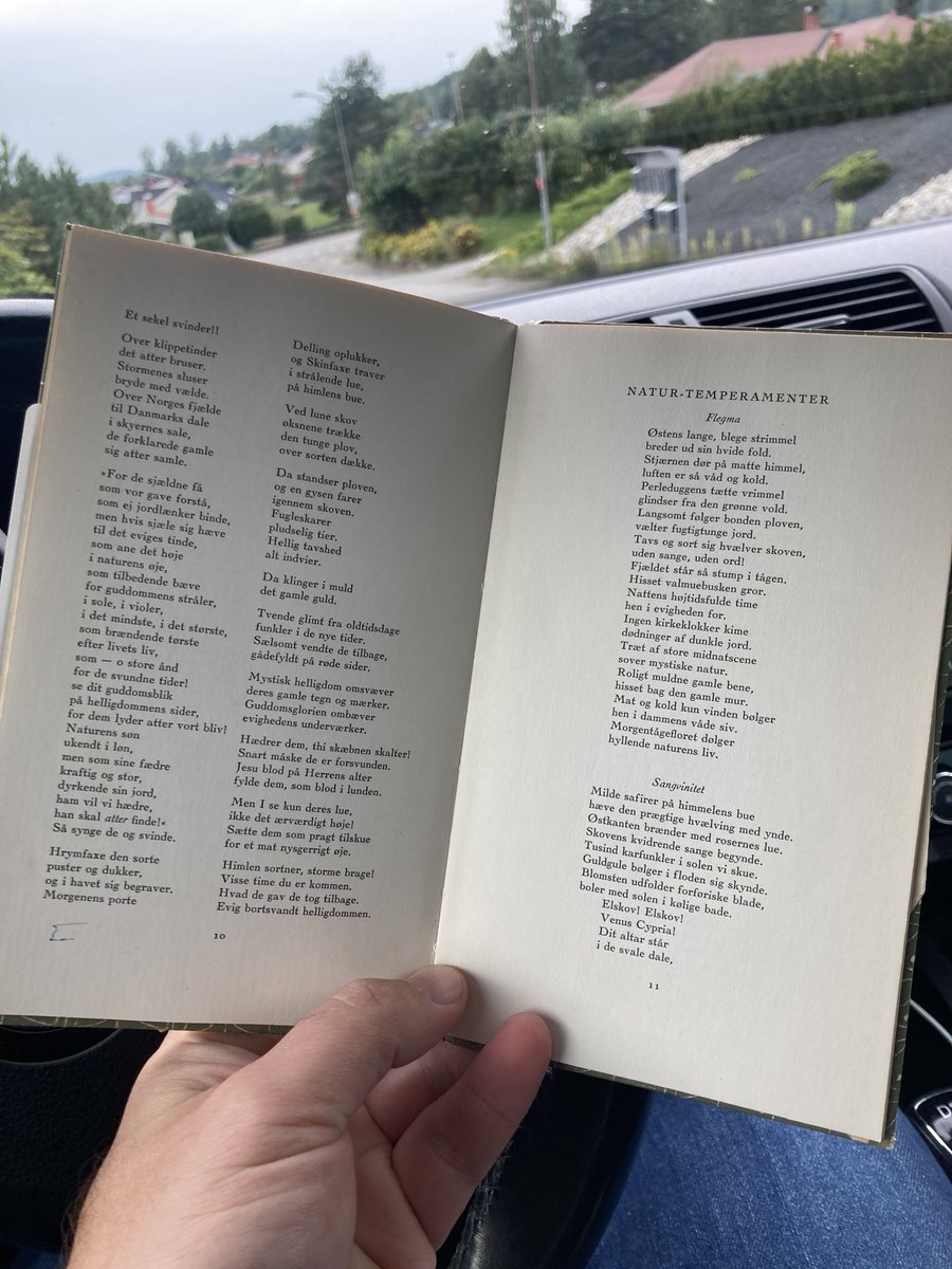 En diktsamling holdt i hånden i bilen