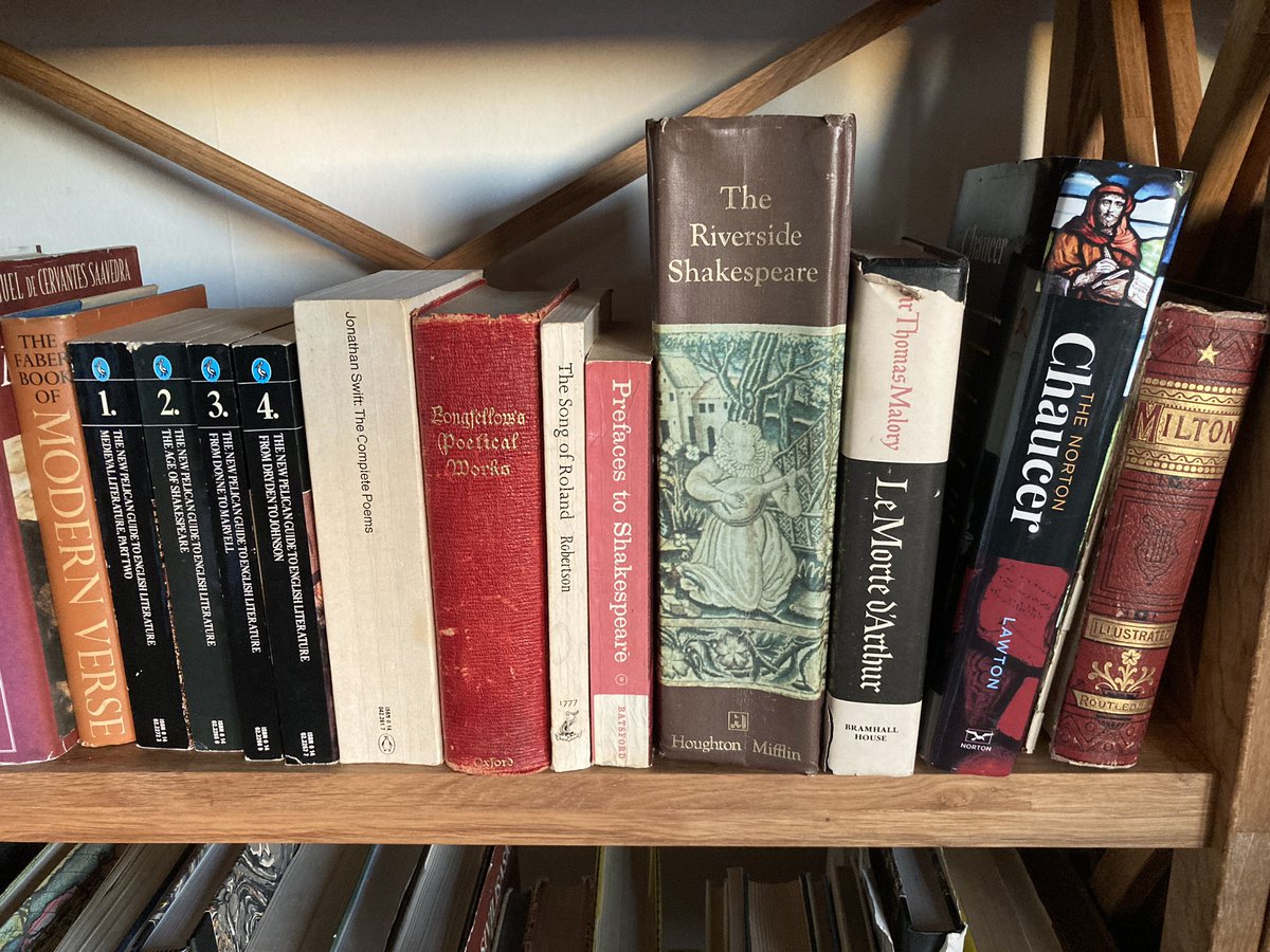 En hylle med Riverside Shakespeare, Chaucer, Malory, Milton, Longfellow og Pelican Guide to English Literature